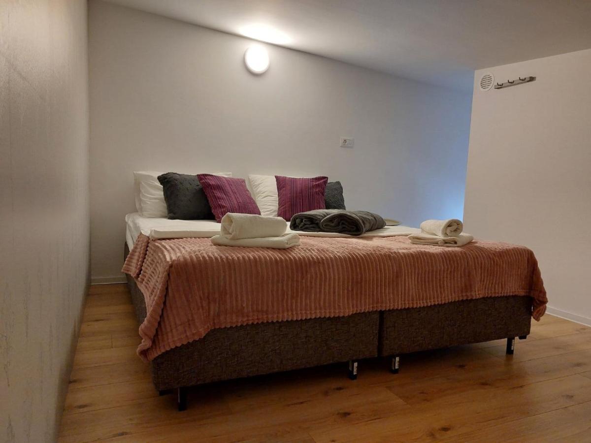 Apartmani Roza พูลา ภายนอก รูปภาพ