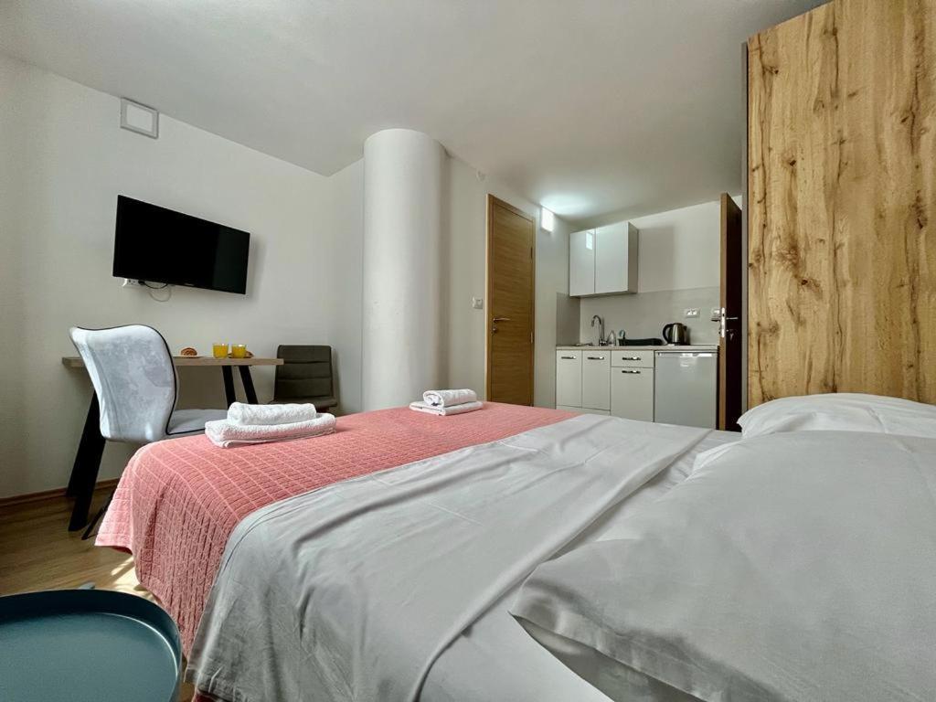 Apartmani Roza พูลา ภายนอก รูปภาพ