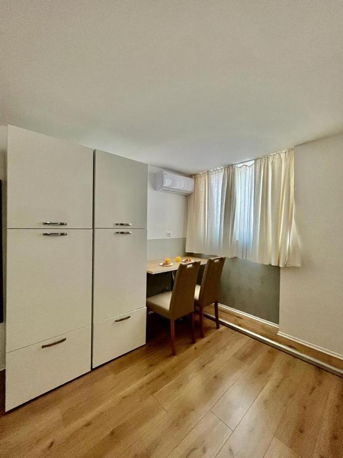 Apartmani Roza พูลา ภายนอก รูปภาพ