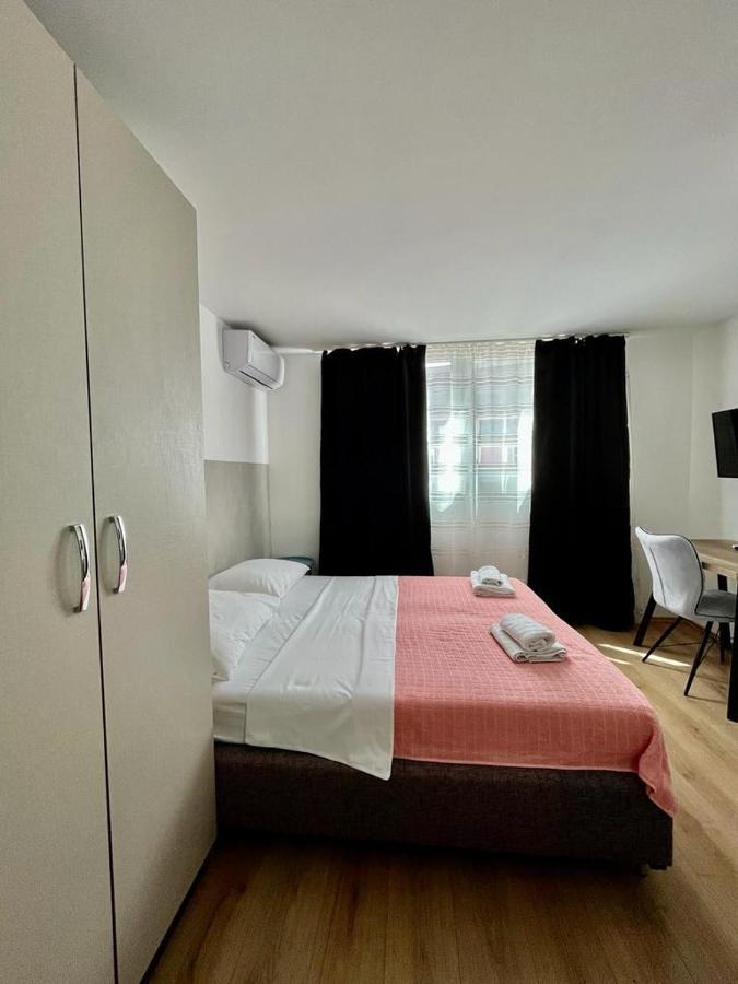 Apartmani Roza พูลา ภายนอก รูปภาพ